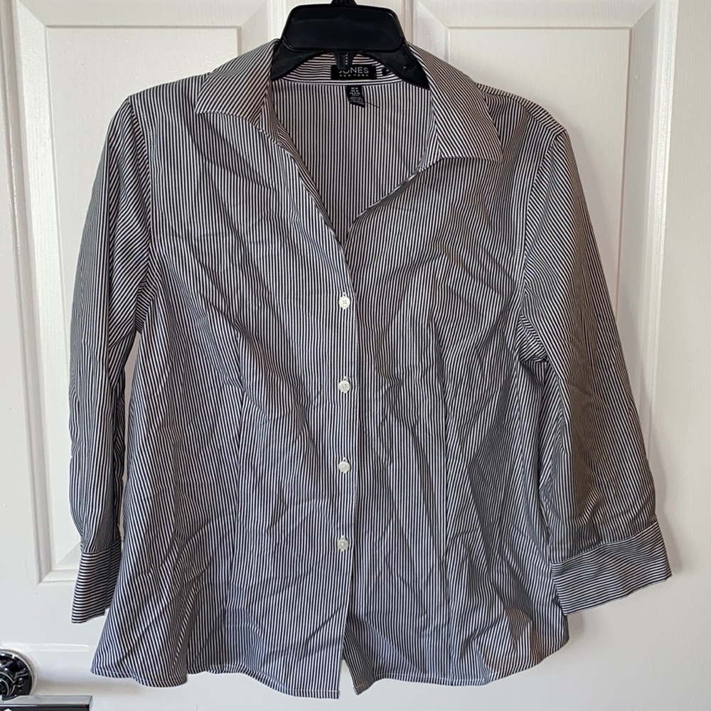 3/4 length buttoned blouse